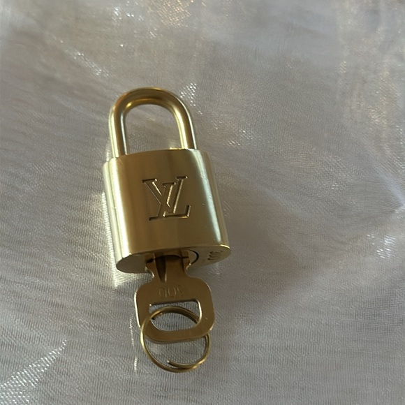 Authentic Louis Vuitton, Made in France Brass Lock & Key #300 with Monogram - Picture 8 of 9